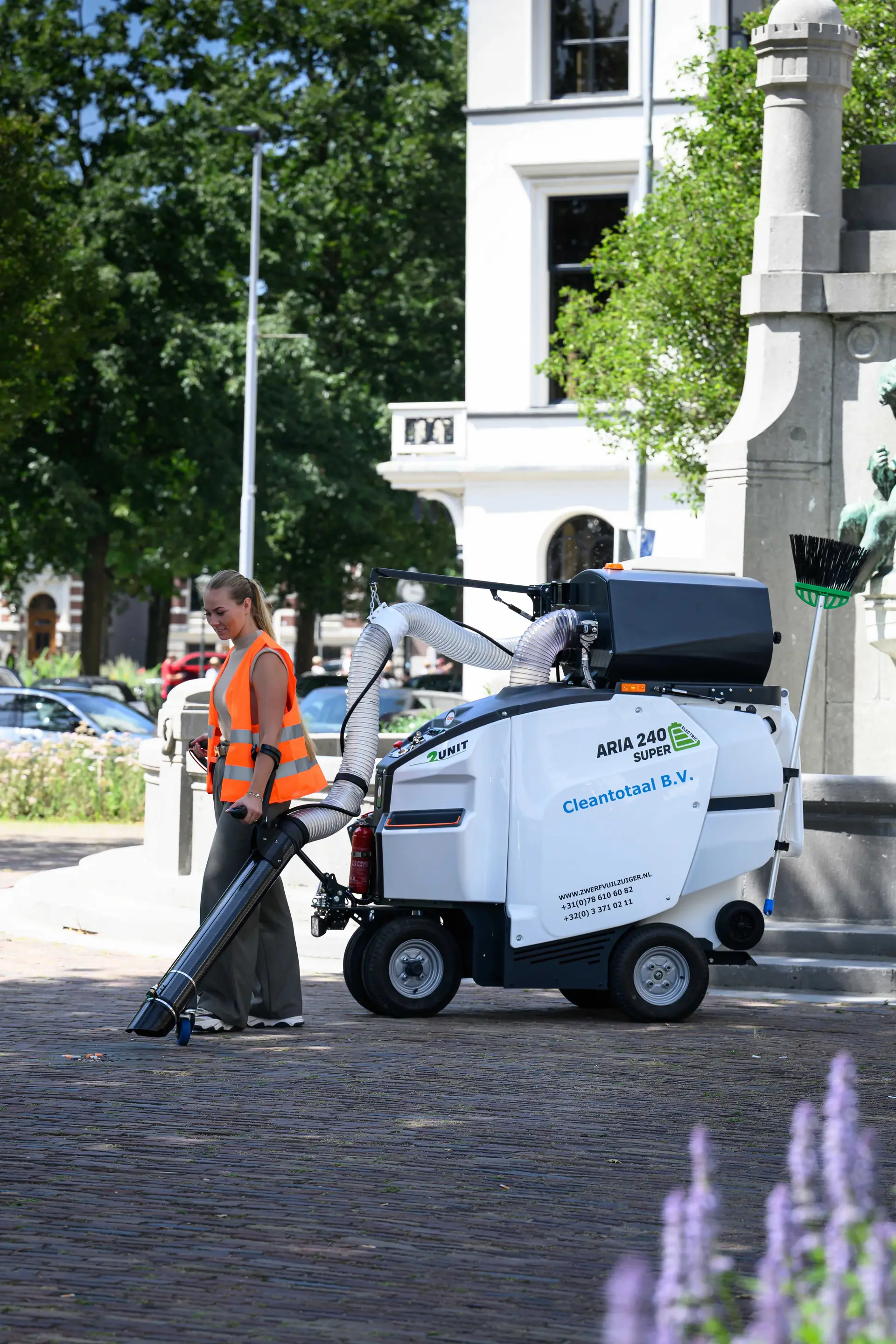 Aria 240 elektrische zwerfvuilzuiger reinigt stadsplein in Nederland